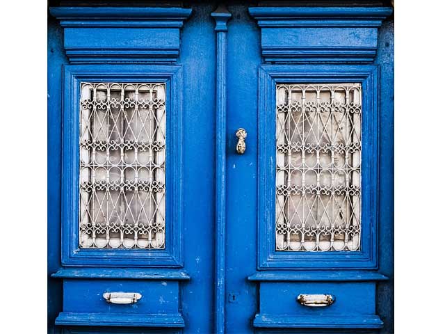 青い扉の画像