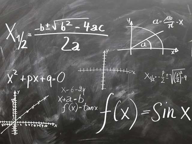 黒板に書かれた方程式の画像